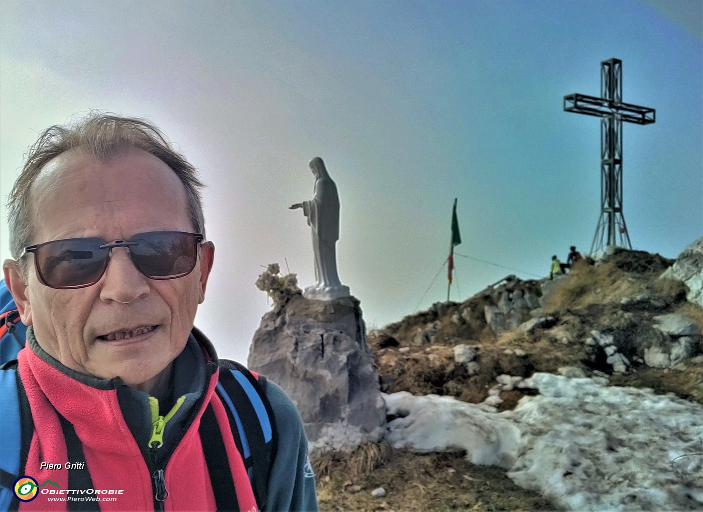 06 Alla Madonnina e croce di vetta della Cornagera (1311 m).jpg